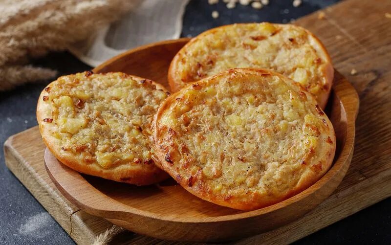 Шаньги с картошкой. Шаньги из слоеного теста с картошкой. Шаньга с творогом на ржаном тесте. Ленивые шаньги. Тетя слойка.