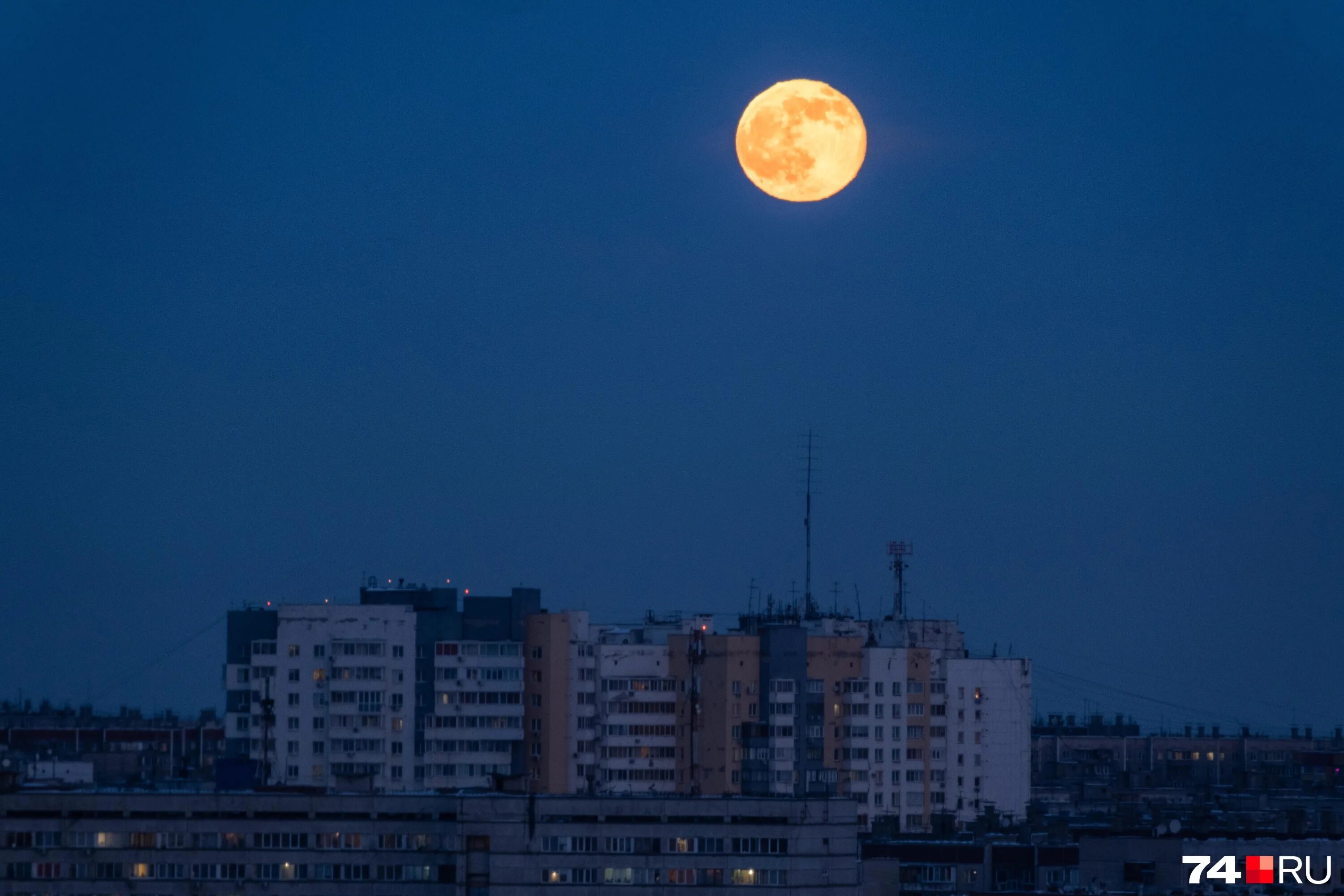 кровавая луна 2022. красная луна волгоград. суперлуние 13 июля 2022. лунное затмение фото. суперлуние омск.