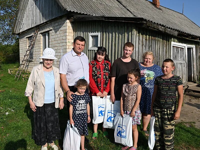 Многодетная семья а деревушке. Семья в деревне. Многодетная семья. Многодетная семья Смоленская область. Многодетная семья из деревни.