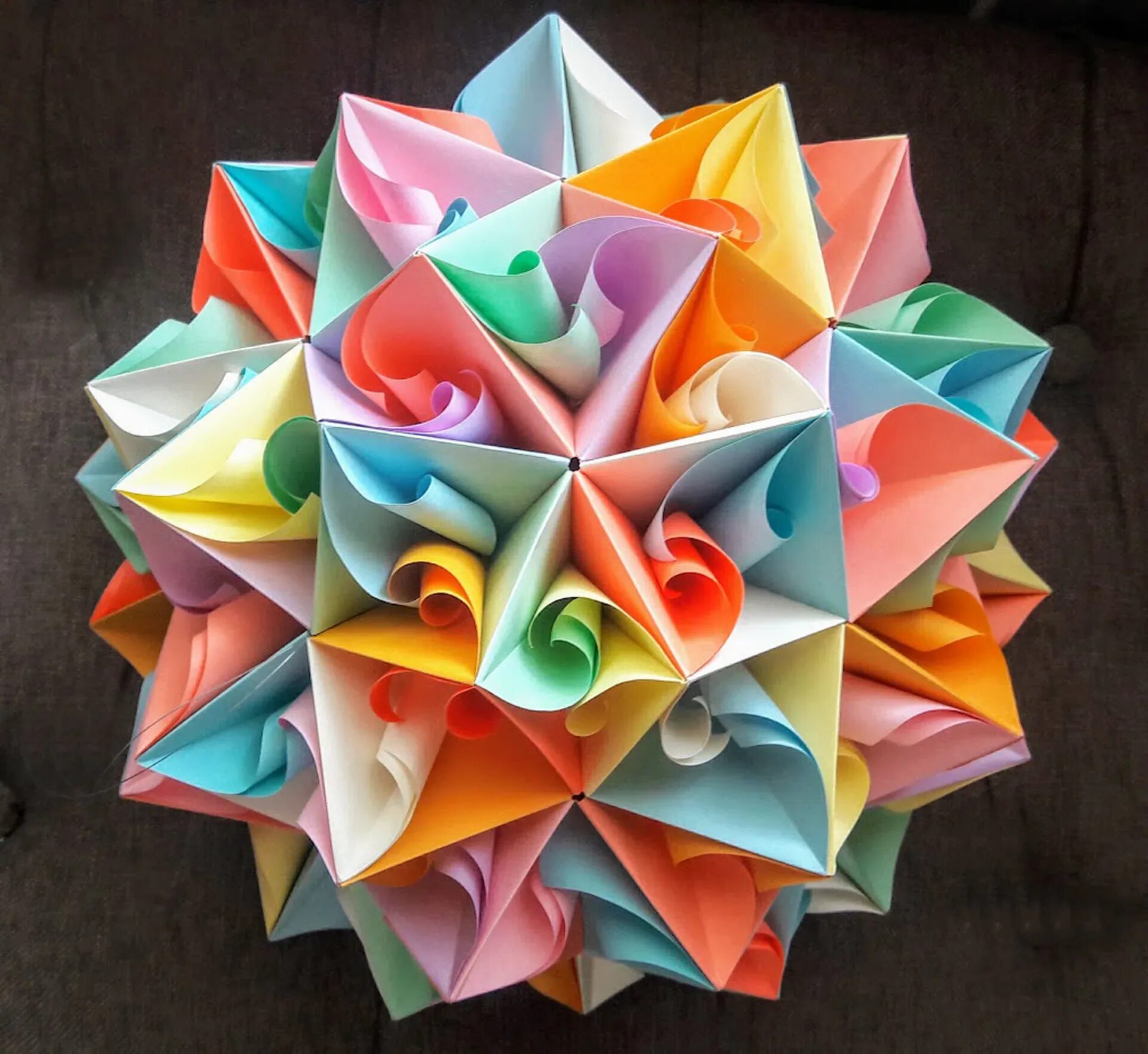 Кусудама сборка. Кусудама супершар. Цветок Kusudama. Искусство иссудамы оригами. Кусудамы из бумаги.