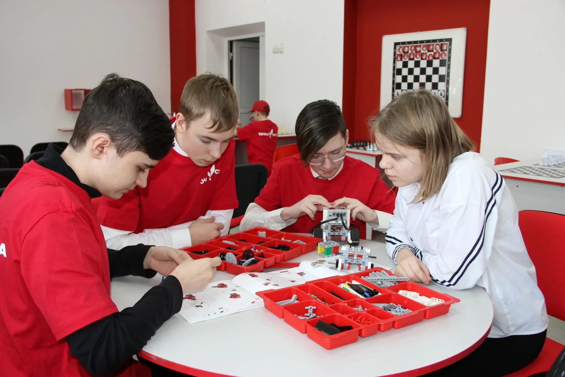 Робототехника точка роста программа. Точка роста набор робототехники. Школа робототехники спб. Точка роста робототехника. Стол для робототехники точка роста.