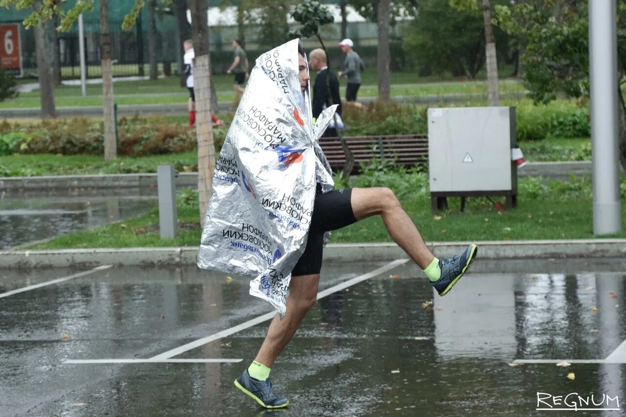 Веселый дождь города. Забег под дождем. Смешные под дождем. Спорт под дождем. Бег под дождем.