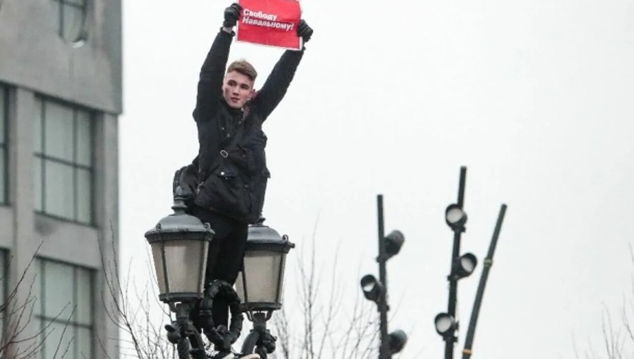 Могила навального где находится. Уездная активистка с кейсом. Митинг поддержки Навального 21 году Ростов.