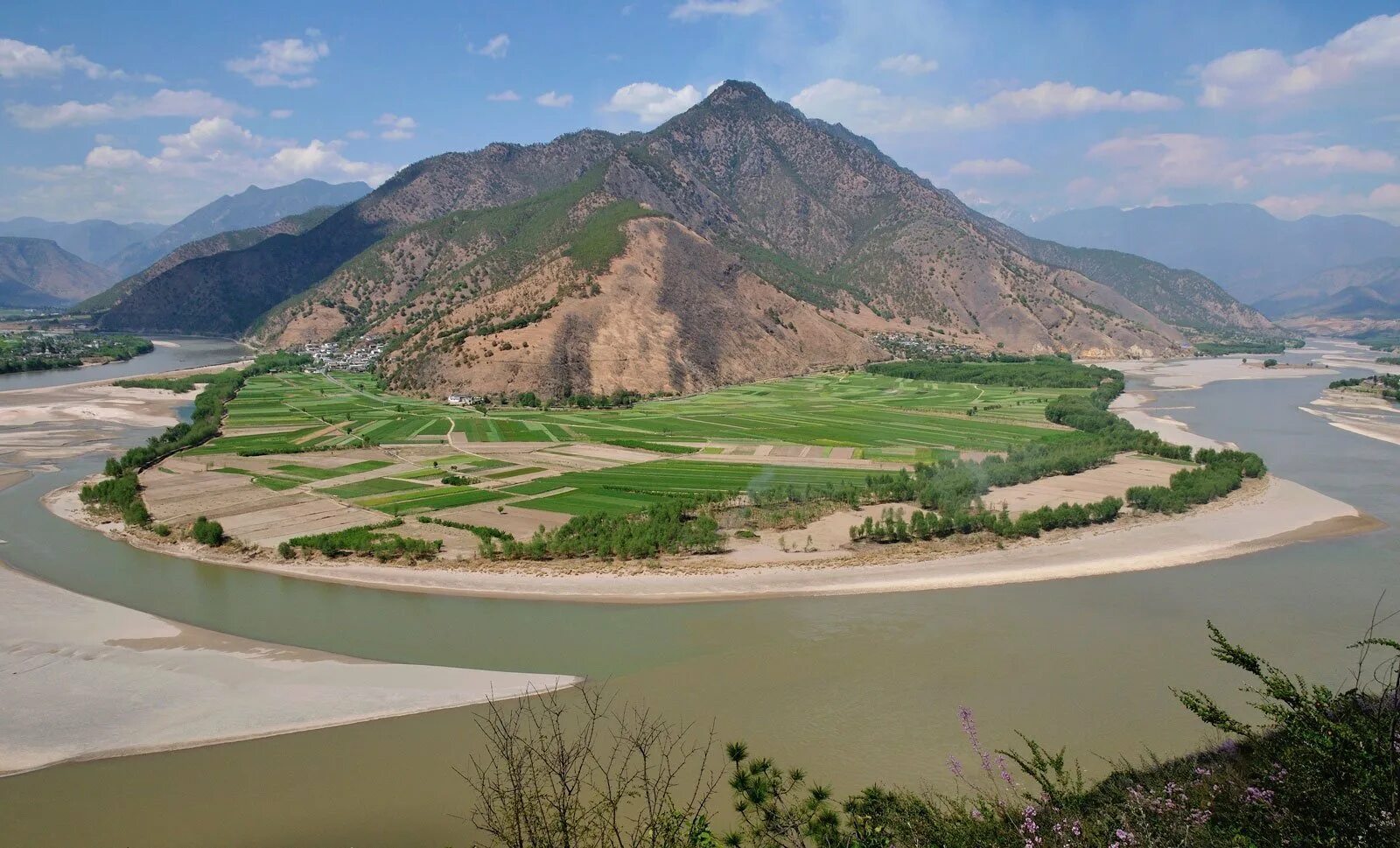 Река инд бассейн какого океана. Долина реки Янцзы. Лёссовое плато Хуанхэ. Бассейн реки Янцзы. Река Чанг Цзян,.