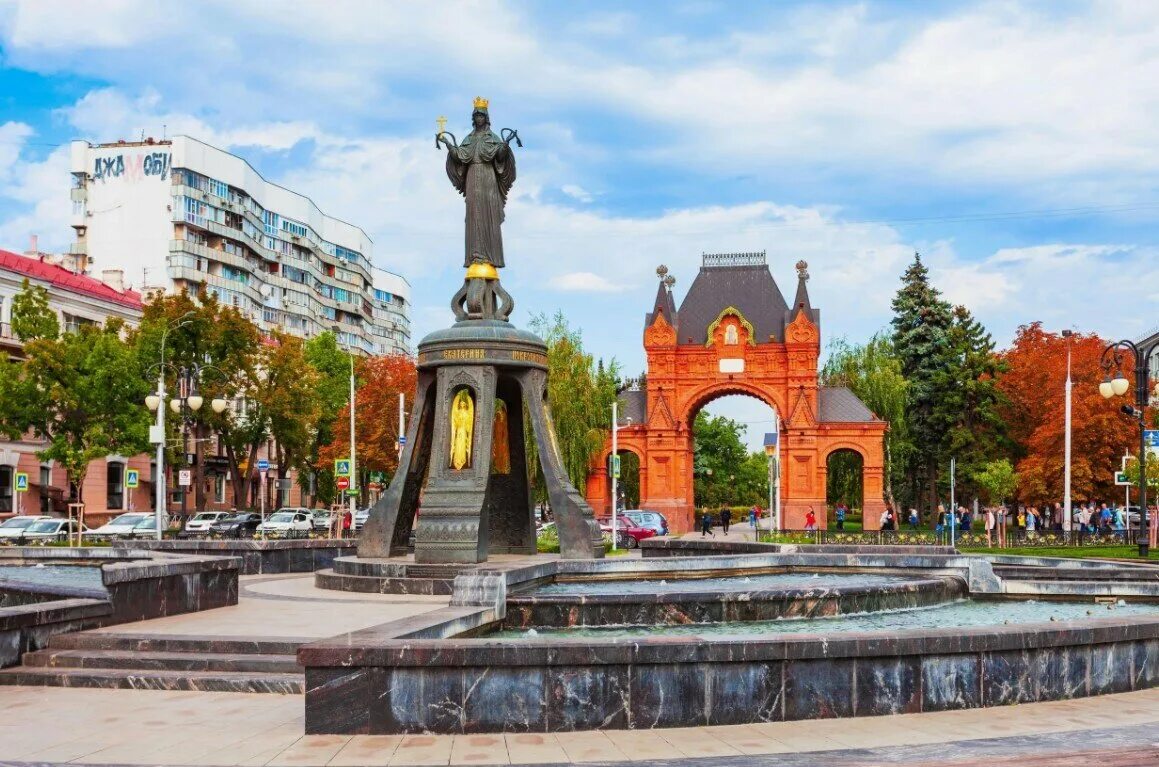 Памятник екатерине ii (краснодар). Александровская триумфальная арка в краснодаре. Главная достопримечательность краснодара. Памятники на улице красной в краснодаре. Краснодар красная улица памятник святой екатерины.