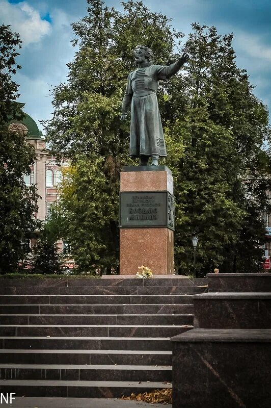 Памятник кузьме минину в нижнем. Памятник козьме минину в нижнем новгороде скульптор. Памятник кузьме минину в балахне. Памятник кузьме минину в нижнем новгороде. Памятник кузьме минину в нижнем.