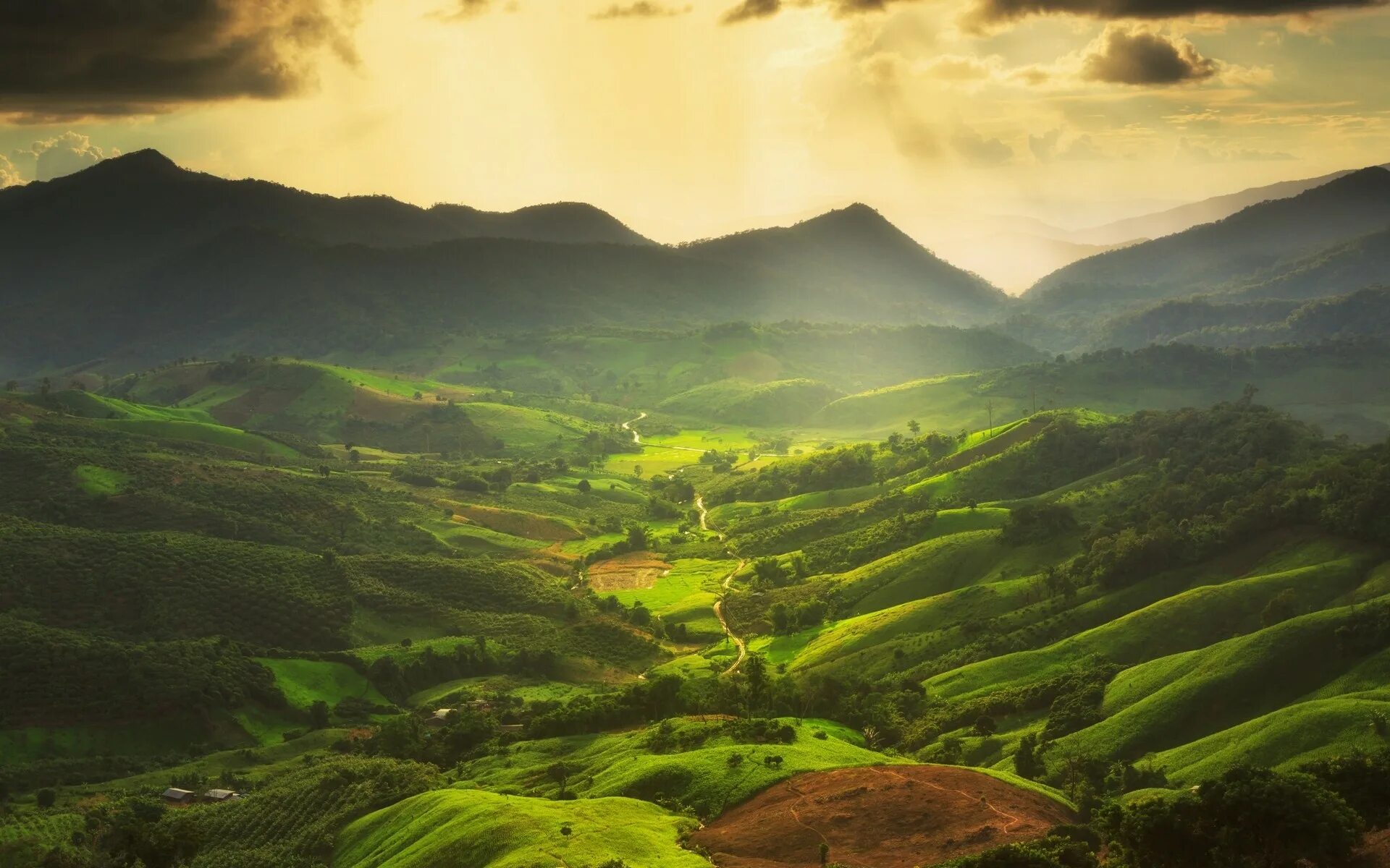Долина равнина Армения. Зеленые горы. Долина в горах. Зеленый пейзаж. Hills village