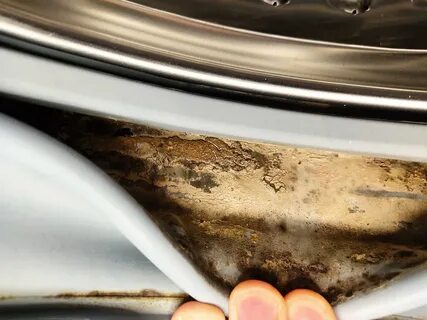 Убрал старый налёт с дверцы и люка стиральной машины. Помогло всем известное сре