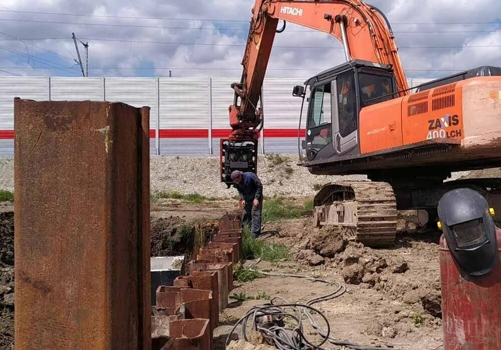Монтаж шпунта. Вибропогружатель для шпунта ларсена. movax 80 погружение шпунта ларсена. погружение шпунта ларсена вибропогружателем. забивка шпунта ларсена.