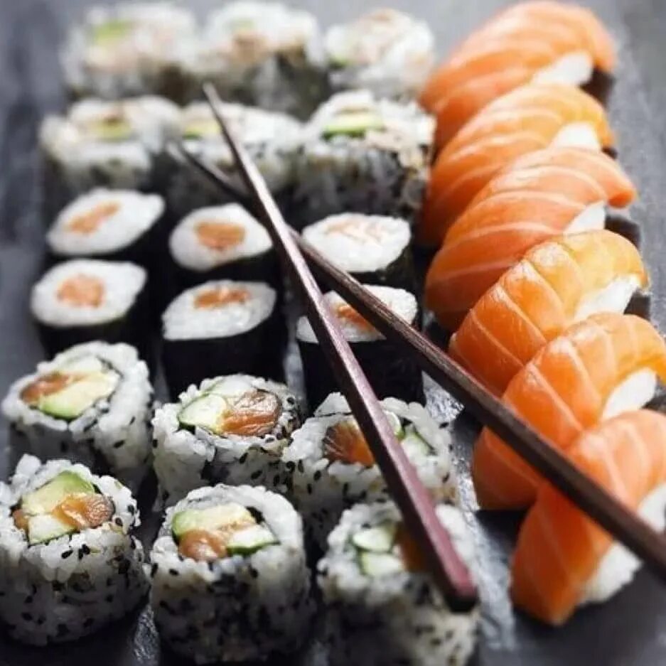 Где найти суши. Суши и роллы. Красивые роллы. Еда суши. Вкусные роллы.