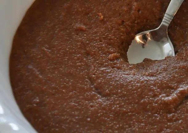 манка с какао. десерты в микроволновке с кефиром. манка с какао. манка с какао на молоке. кофе вкусный с крутой пенкой и зефирками корицей на черном фоне.