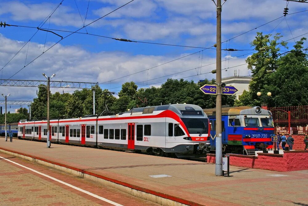 Минск Восточный вокзал. Поезд на перроне. Платформа электрички.