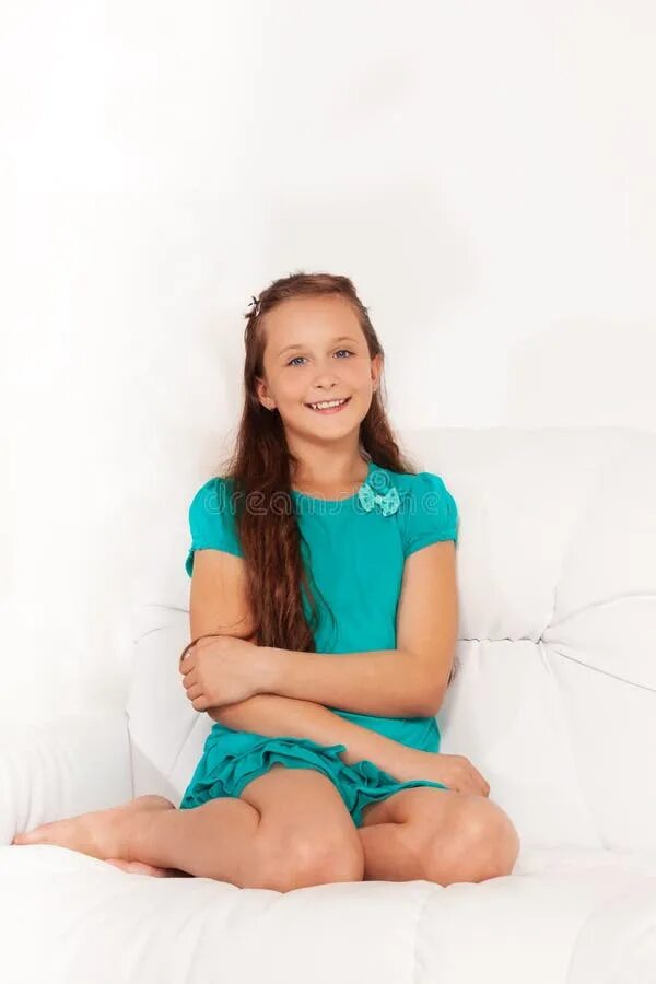 Девочка 8 лет сидит. Диван для девочки 10 лет. девочка надиввне 12 лет. девочка сидит на диване. девочка десяти лет на диване.