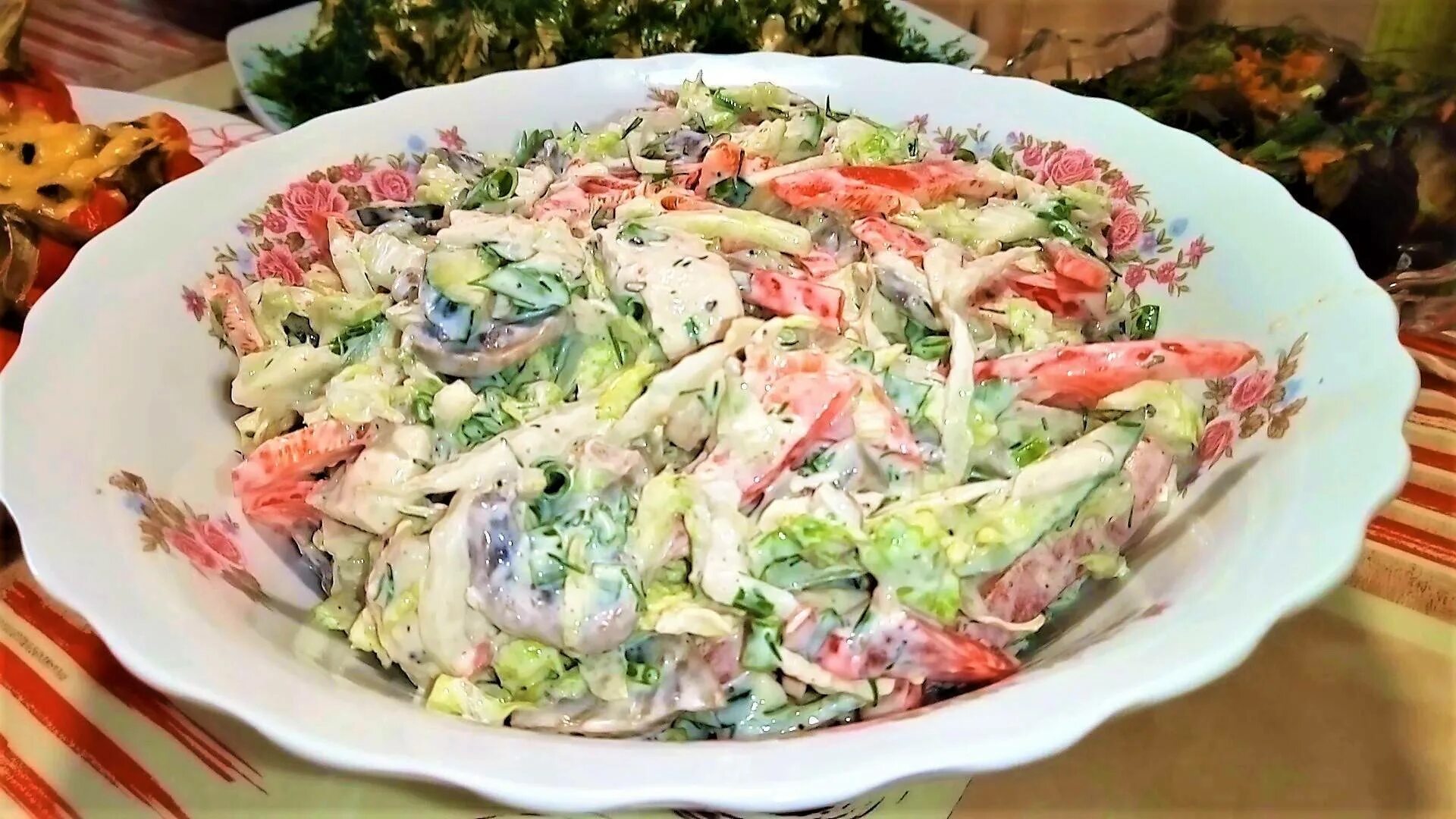 Пекинскую капуста салат какой. Пекинский салат. салас пекинской капустой. салат из пекинской капусты. салат с пекинской капустой и мясом.