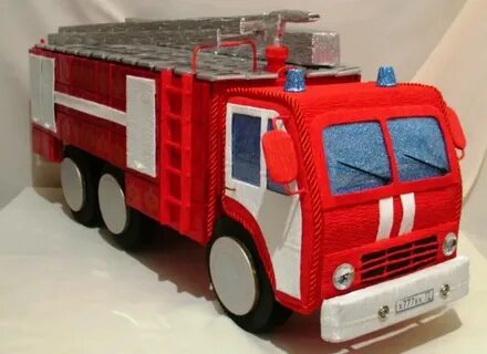 Пожарная машина из картона