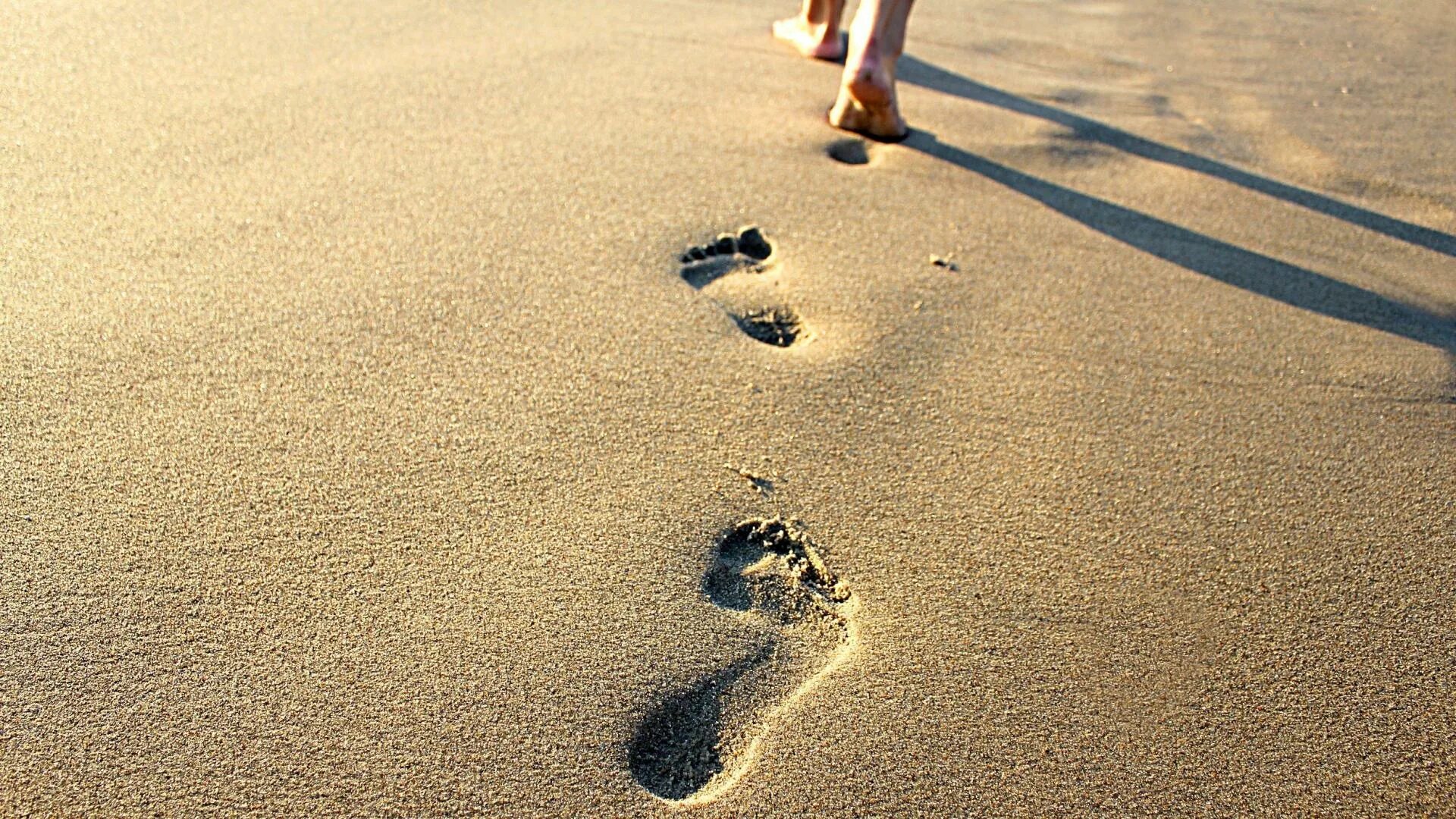 Следы на песке. Уходящие следы ног на песке. Следы на песке фото. Песок следы романтика. Stepping away