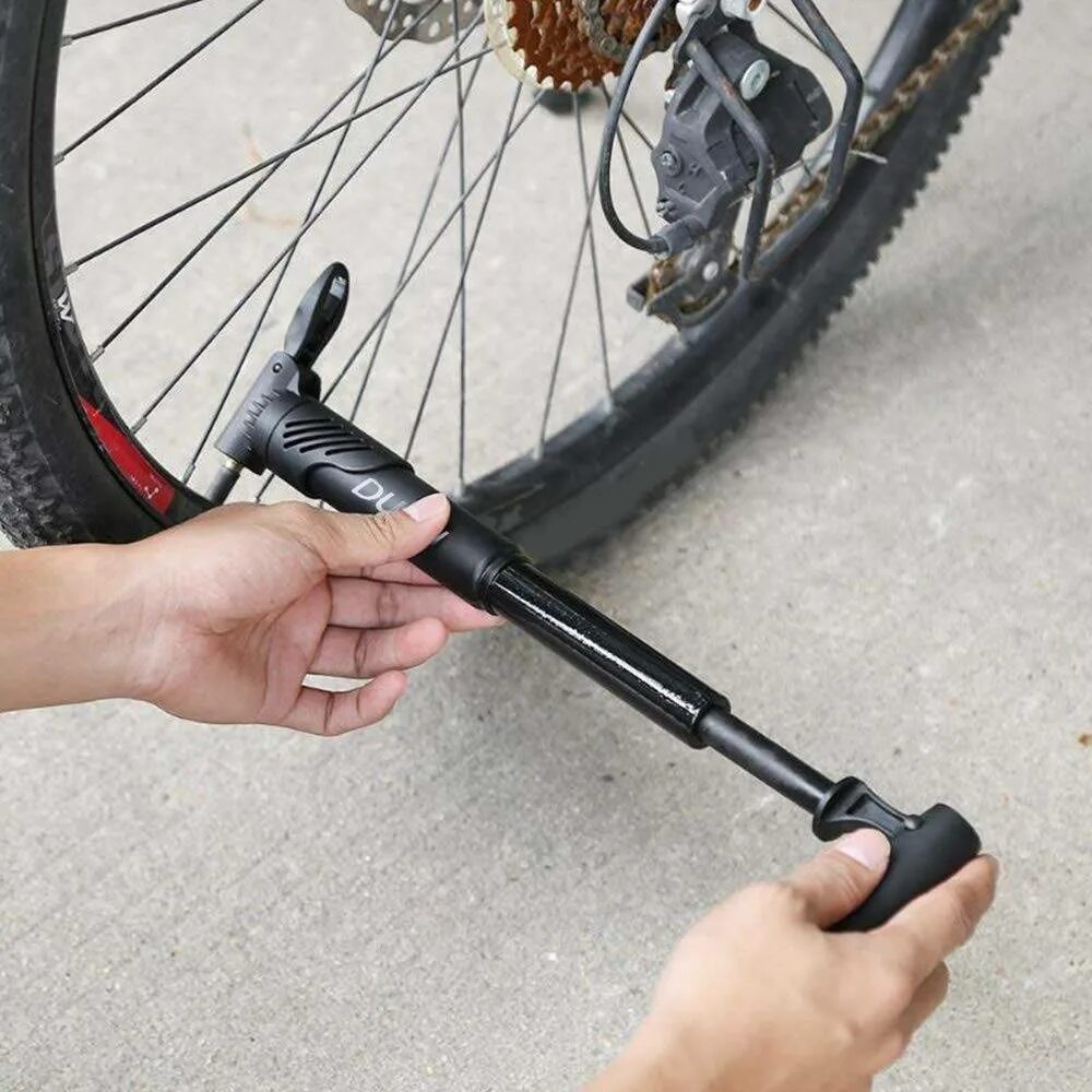 Где накачать колеса велосипеда. Велосипедный насос. Велосипедный насос компактный. Маленький насос для велосипеда. Крепление велосипедного насоса.