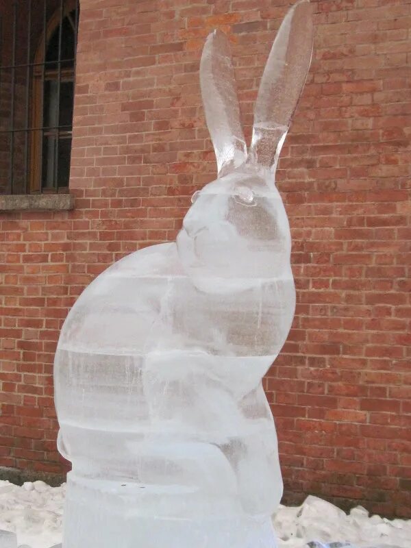 ледовая фигура заяц. ледяная скульптура заяц. ледяная скульптура кролика. скульптуры из льда. ледяная скульптура заяц.