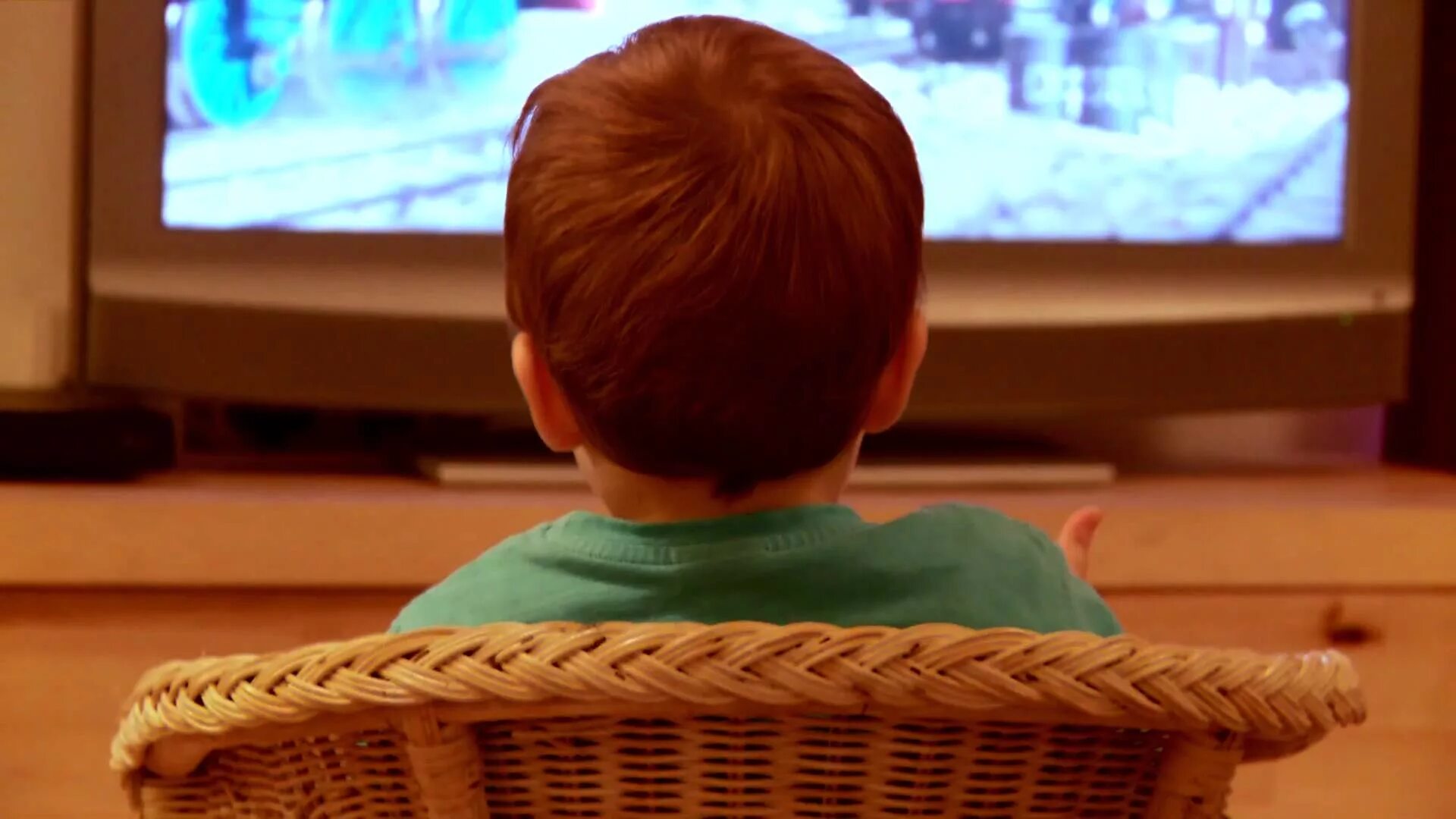Ребенок без телевизора. Телевизор для маленьких детей. Малыш ТВ. Ребенок перед телевизором для детей. Ребенок перед телевизором картинки.