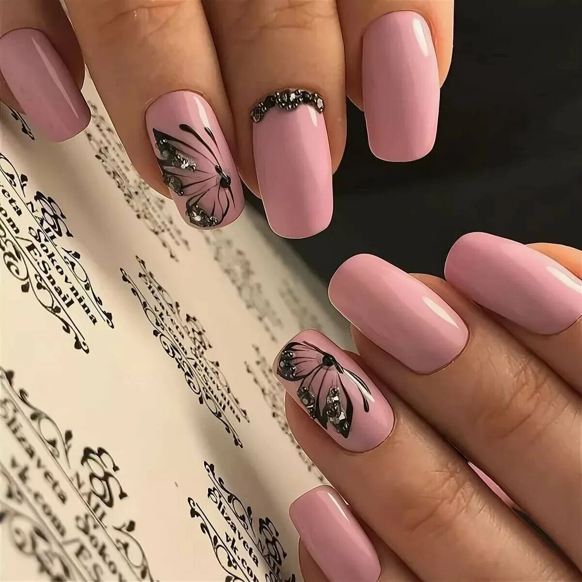Стильный весенний маникюр. Розовый маникюр. Красивый дизайн ногтей. Розовые ногти. Маникюр с розами.