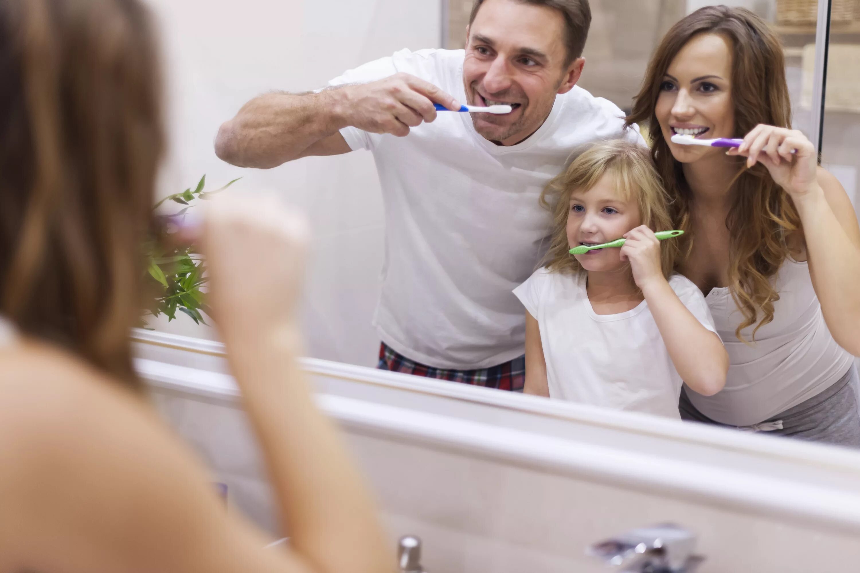 Как ухаживать за взрослыми. Чистим зубы!. Чистые зубы. Семья с зубными щетками. Гигиена полости рта семья.