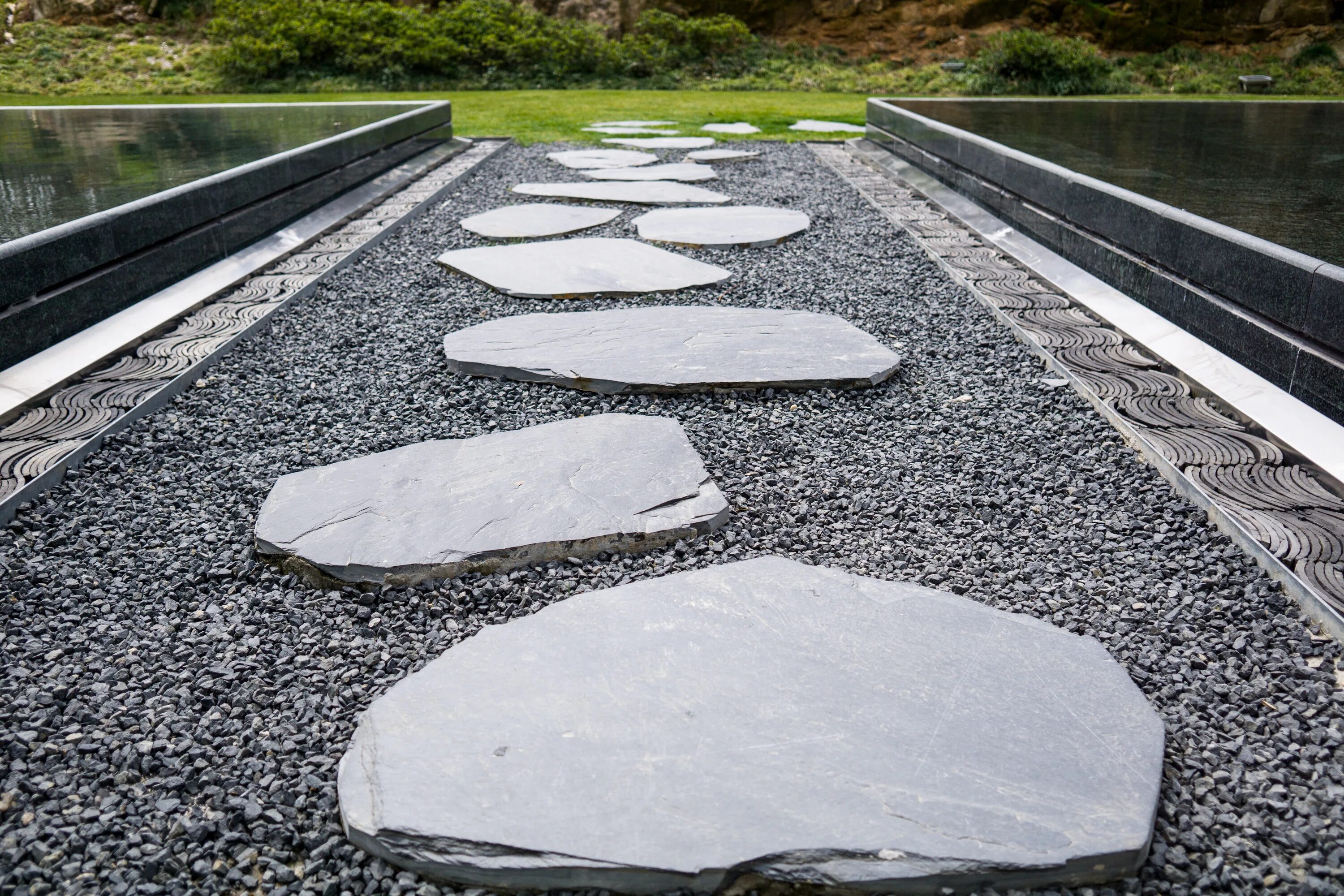 Stepping stone. Дорожки гальки высокого качества. Дорожки из плитняка. Плитняк для дорожек. Рулонная дорожка на щебне.