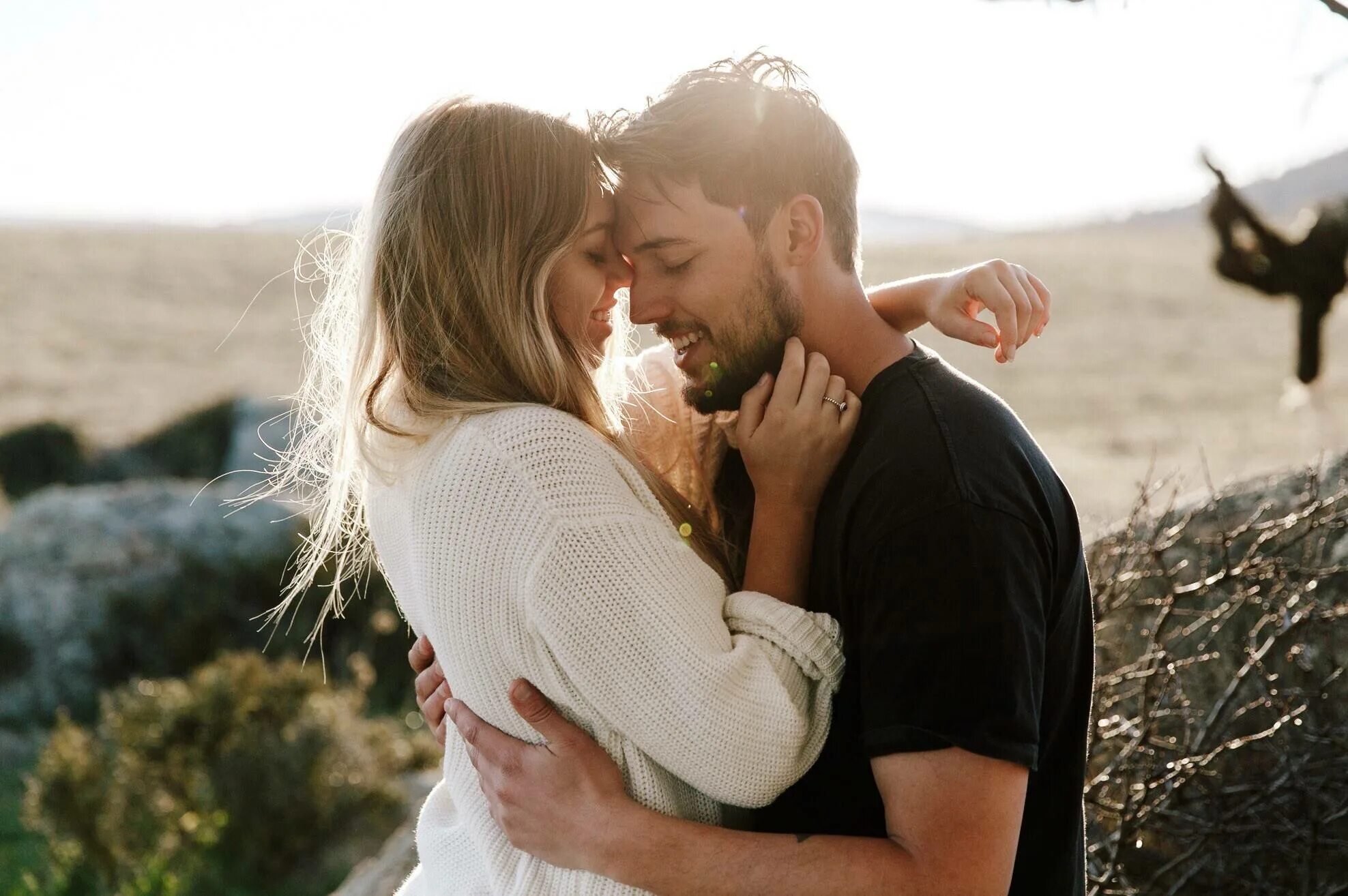 Отличие любви от влюбленности. Красивые пары. Парень с девушкой на природе. Как называется любовь в отношениях. Фотосессия мужчины.