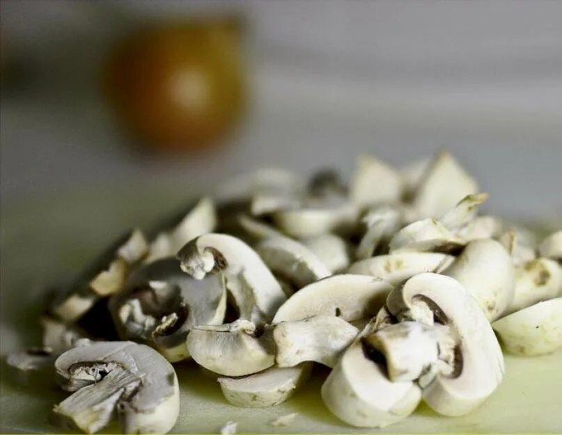 Хранения свежих грибов в холодильнике. Свежие грибы. Рынок грибов в россии. Шампиньоны в холодильнике. Какой срок годности у шампиньонов.