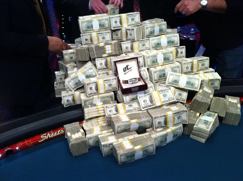 Выиграть крупную сумму денег. Денежный приз. Выиграть крупную сумму денег. Девушка с деньгами. Я выиграла в лотерею.