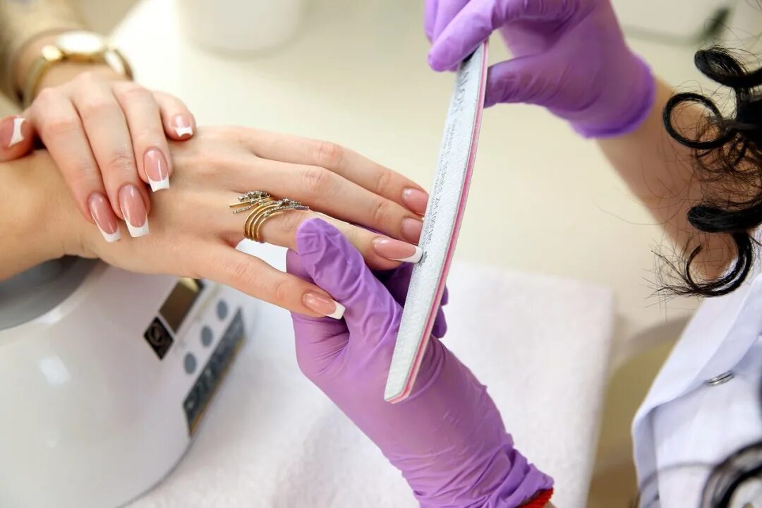 Записываемся на наращивание ресниц. Открыта запись на реснички. Наращивание ресниц реклама. Запись на декабрь открыта наращивание ресниц. Мастер маникюра в салоне.