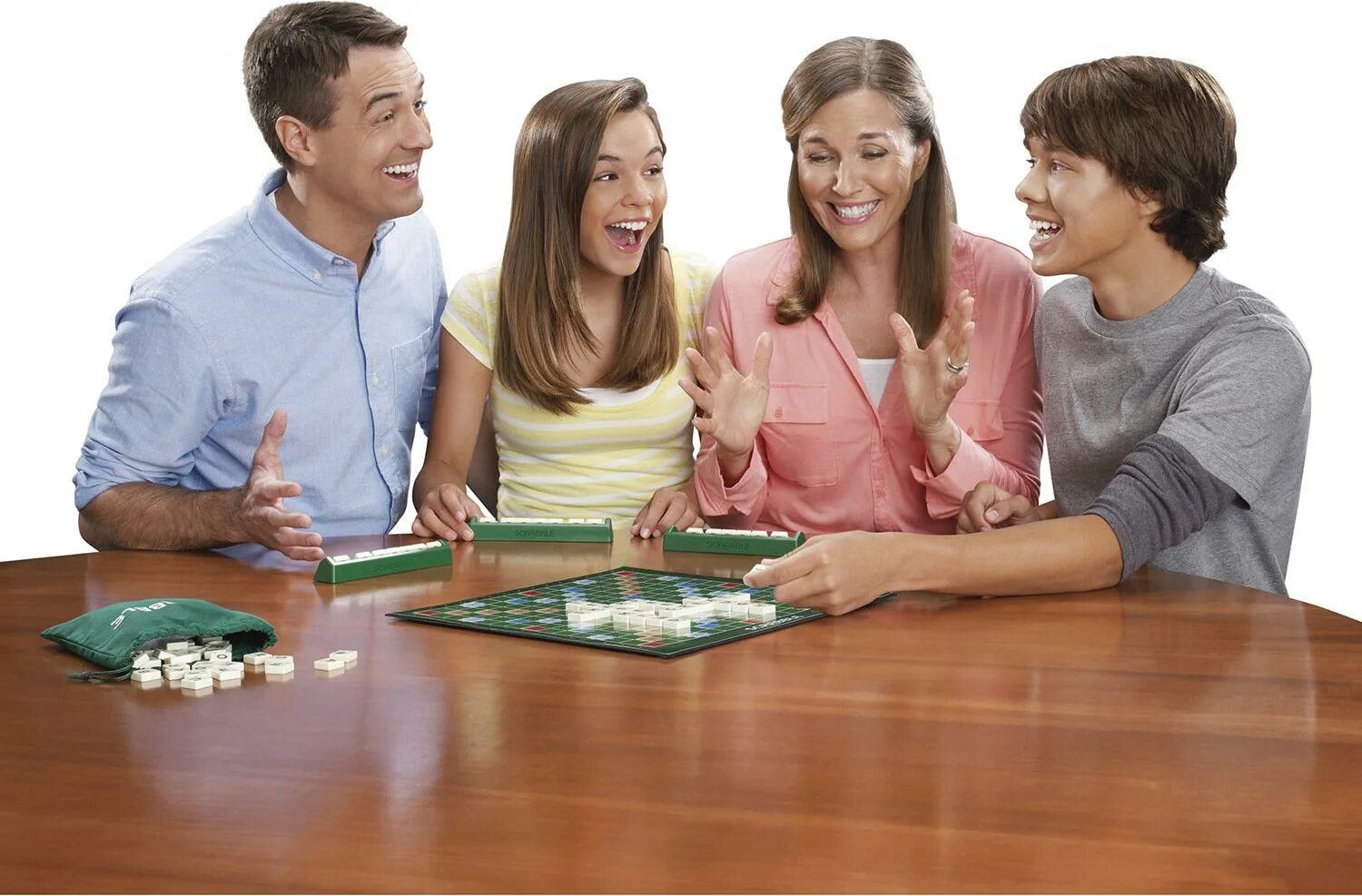 Игры с друзьями 5 человек. Scrabble дорожный cjt18 Mattel. Настольная игра Mattel Scrabble y9618. Игроки в настольные игры. Люди играющие в настольные игры.