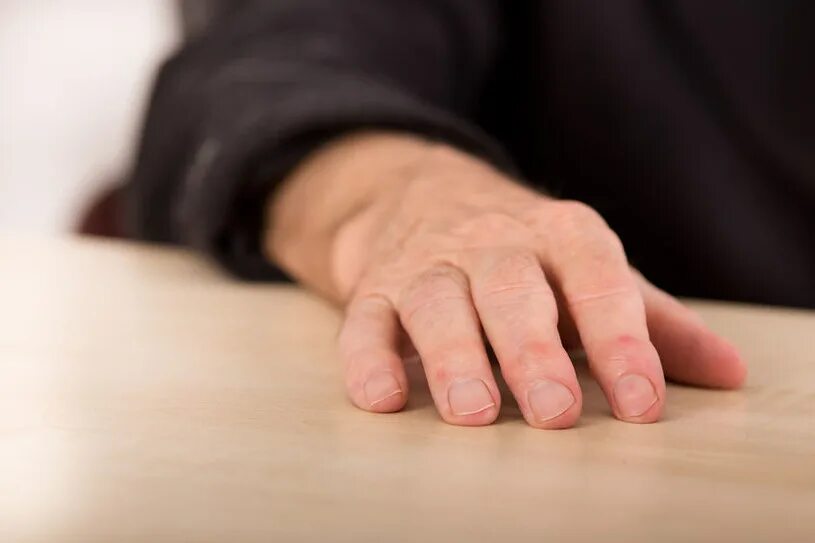 Мужские руки на столе вид сверху. Кладёт руку на стол. Нв столе. Hands table. Женщина руки на столе.