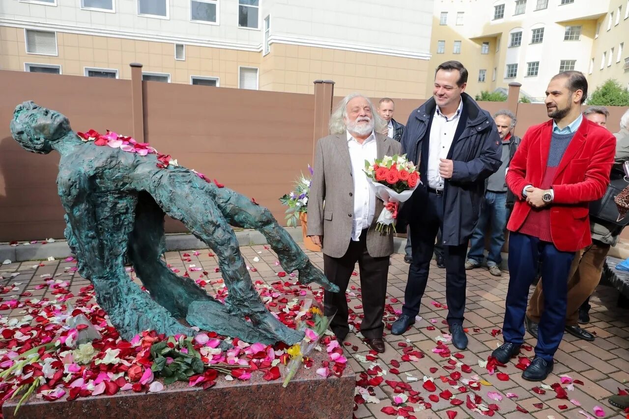 Новый памятник установят новости. Скульптура Есенина в Москве. Скульптура Есенина в Москве Потоцкий.