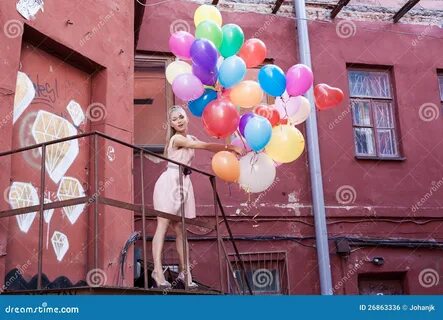 На улице женщина продавала воздушные