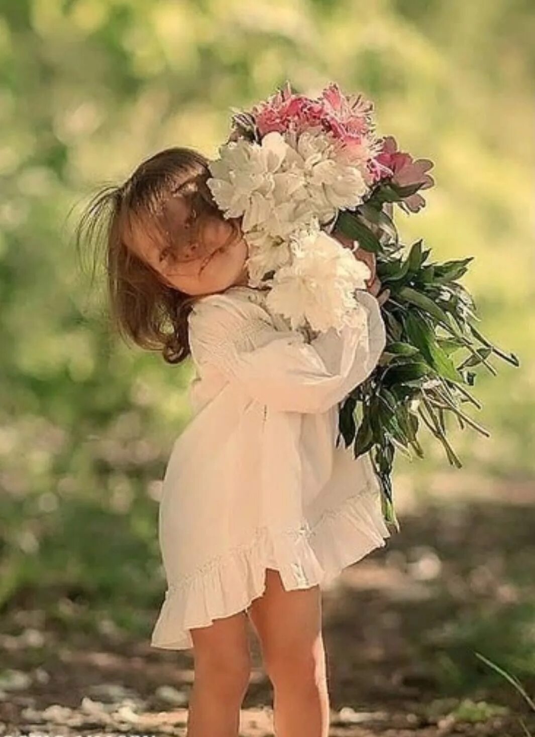 Дети дарят цветы. Счастливых моментов и радостных. Счастливые моменты жизни. Счастье в простом.