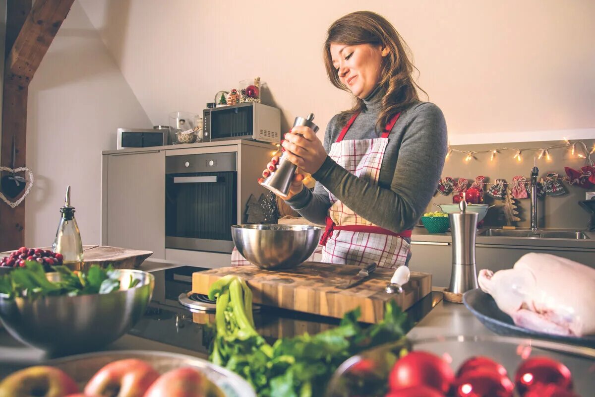 Ютуб девушка готовит. Женщина на кухне. девушка готовит. фотосессия на кухне. готовка на кухне.