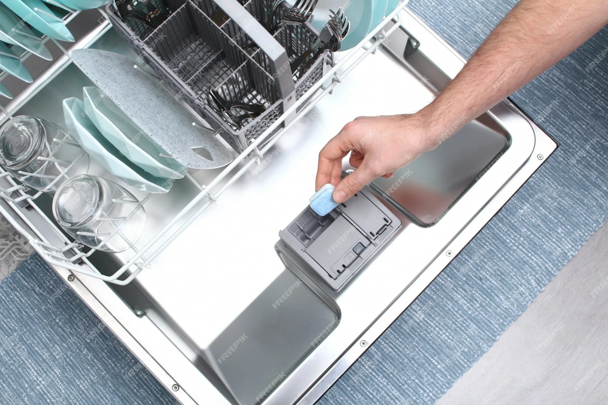 Почему открывается посудомоечная машина. Посудомоечная машина Samsung dw50h4030fs. Посудомоечная машина компактная Goodhelper DW-t02. Посудомоечная машина Samsung dw50r4050fs. Бош посудомойка отсеки для моющих средств.