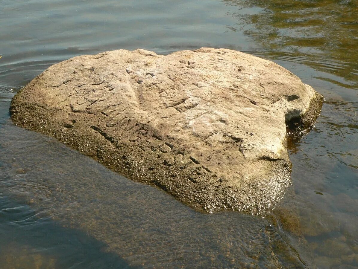 Вода образуется в камнях