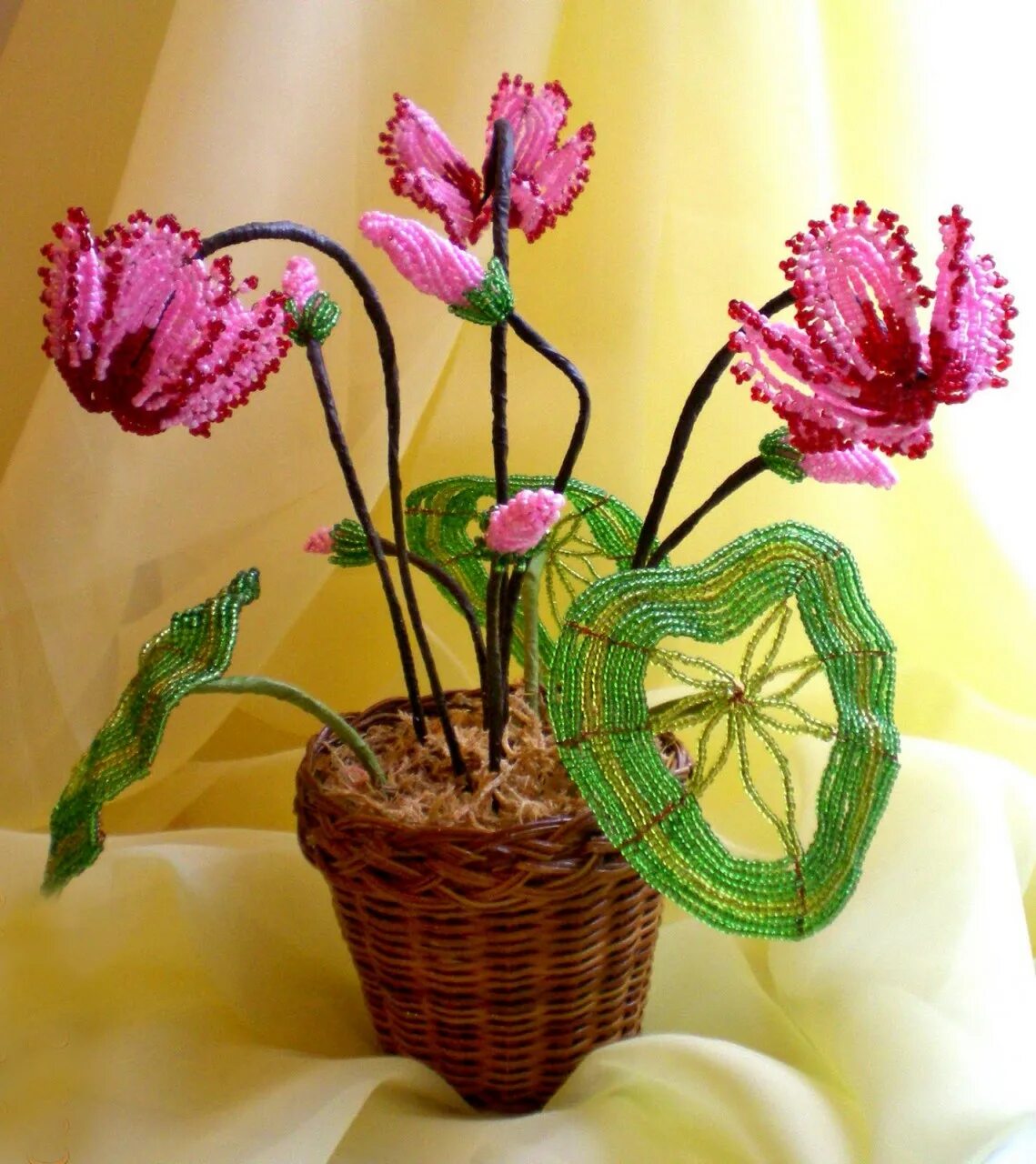 Цветы из бисера техника. Поделки из бисера. Бисероплетение цветы. Плетение бисером цветы. Бисероплетение цветы мастер класс.