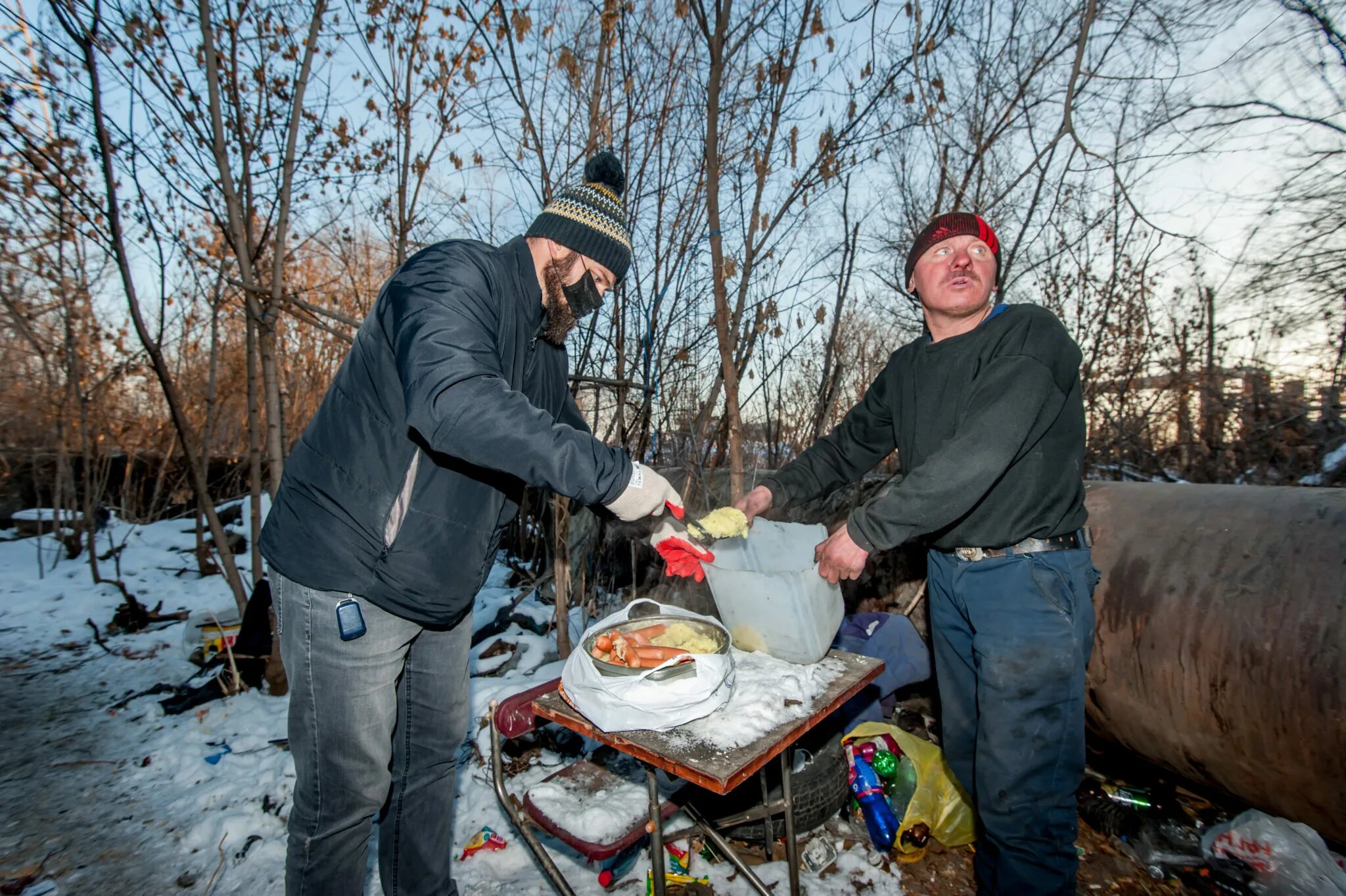 Еда бомжей. Бездомные люди в Оренбурге. Готовка еды для бездомных. Южный бомж