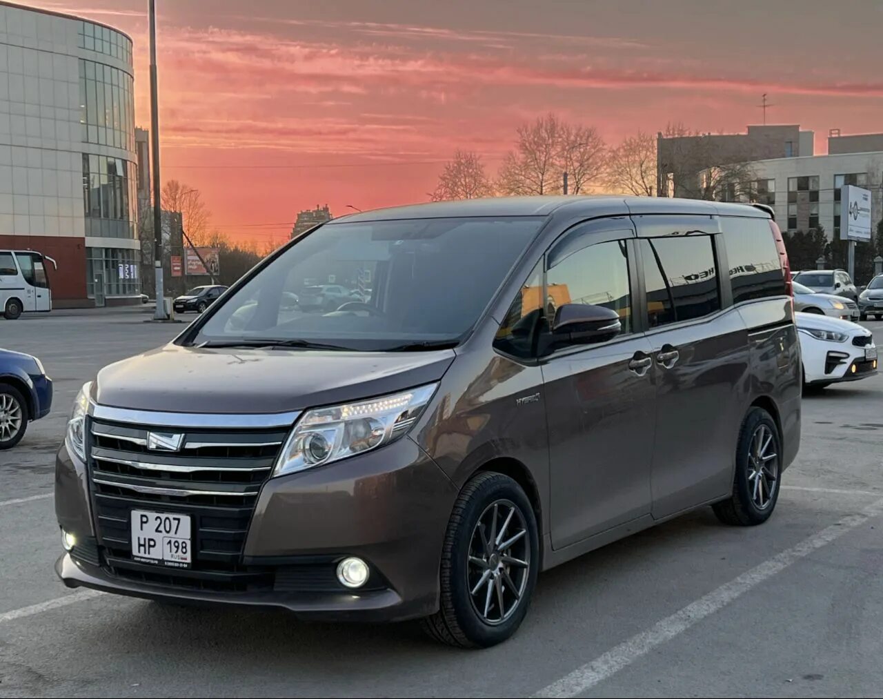 Кузов минивэн. Тойота сиенна 7 мест. Toyota verso 2012. Toyota ractis 2014. Тойота отзывы владельцев расход.