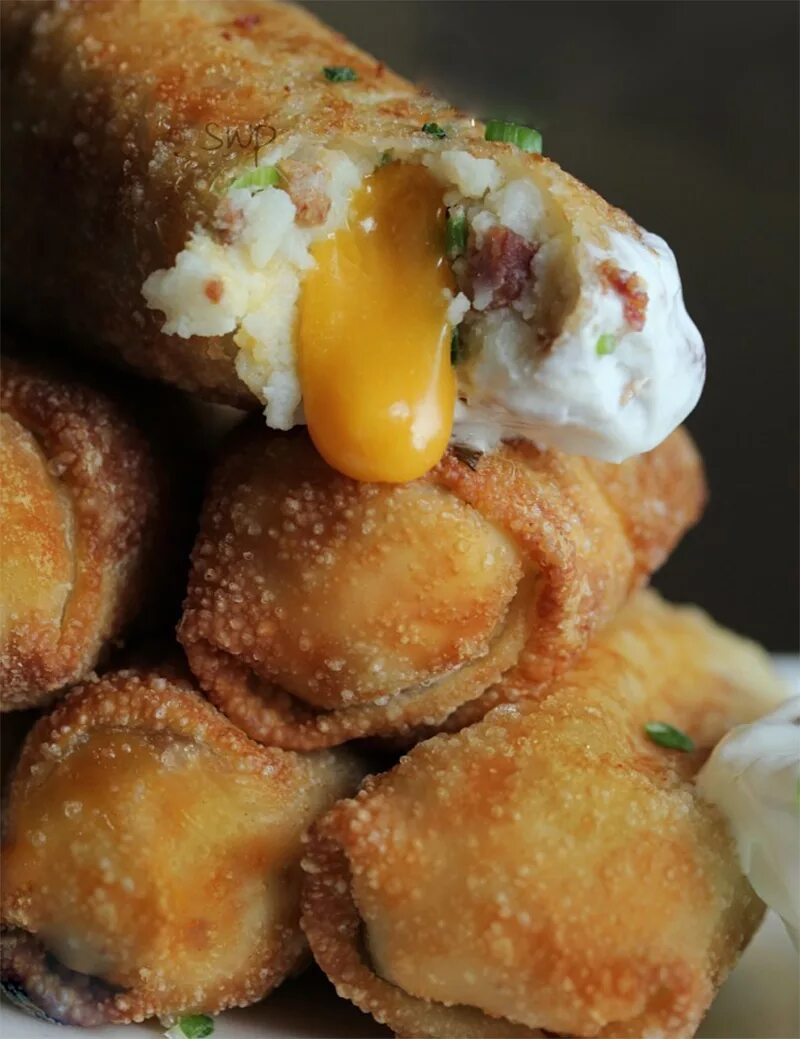 Что можно сделать из вчерашнего пюре. Вкусняшки из картофельного пюре. закуска из картофельного пюре. бомбочка из картошки. блюдо из остатков картофельного пюре.