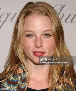 Qizlarning tukli mushuklari yaqin