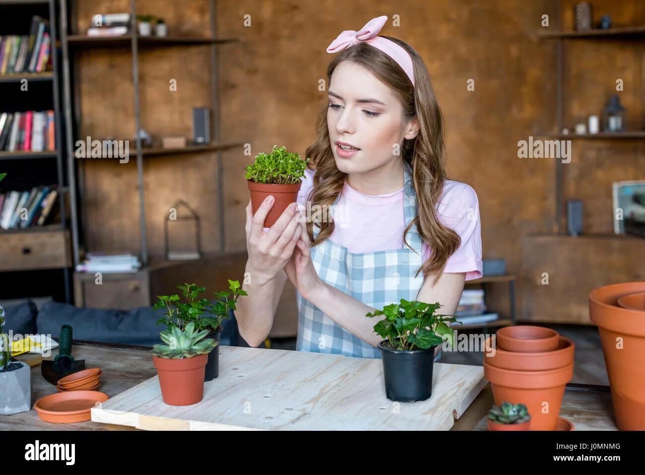 смешная девочка на горшке. в детском саду на горшок. ребенок ест гречку. ребенок на горшке. Baby toilet горшок.