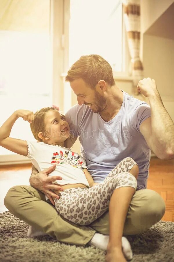 Папа возбудился дочку. Соблазны для ребенка. Папа заигрался с дочкой. Совратил дочь. Дочь кокетничает с папой.