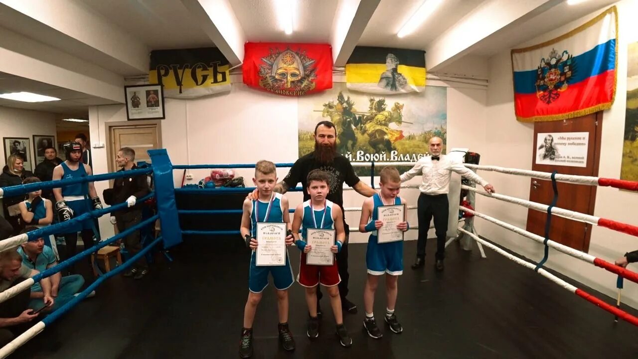 Сдюсшор золотые перчатки старый оскол. Хороший клуб бокса. Kr boxing. В. Залы бокса.
