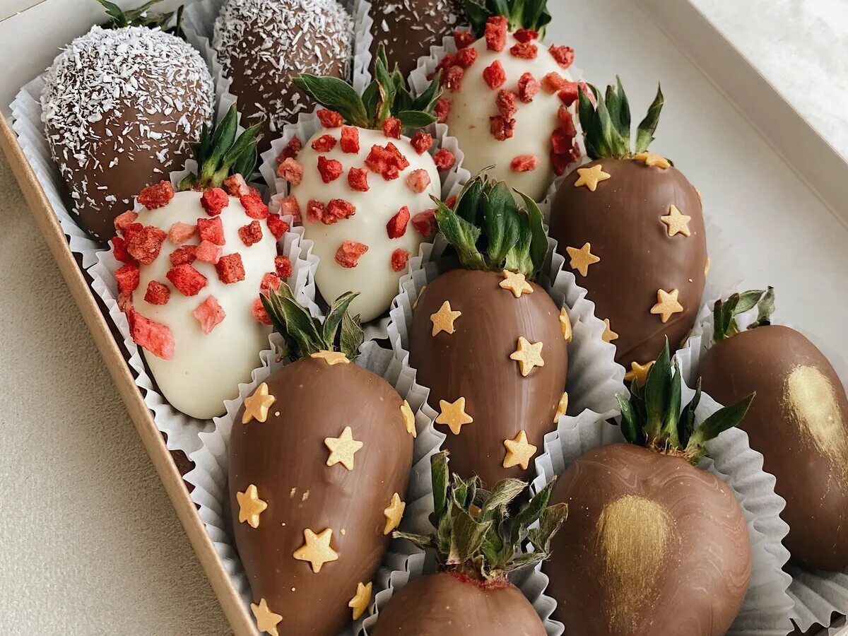 красные розы в шоколадной упаковке. клубника в шоколаде золото. клубника в шоколаде в коробке сердечко. Chocoroom на бескудниковском бульваре. бескудниковский бульвар 13 chocoroom.