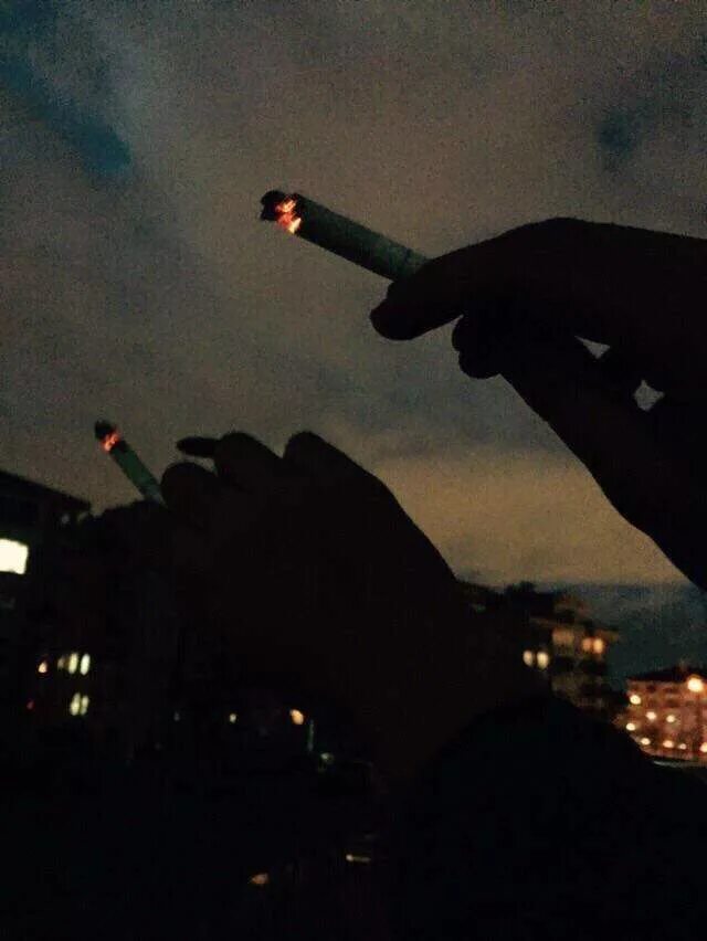 Песня ночь сигарета. Сигарета в руке ночью. Парень с сигаретой в руках. Сигарета в руке девушки. Сигарета в темноте.