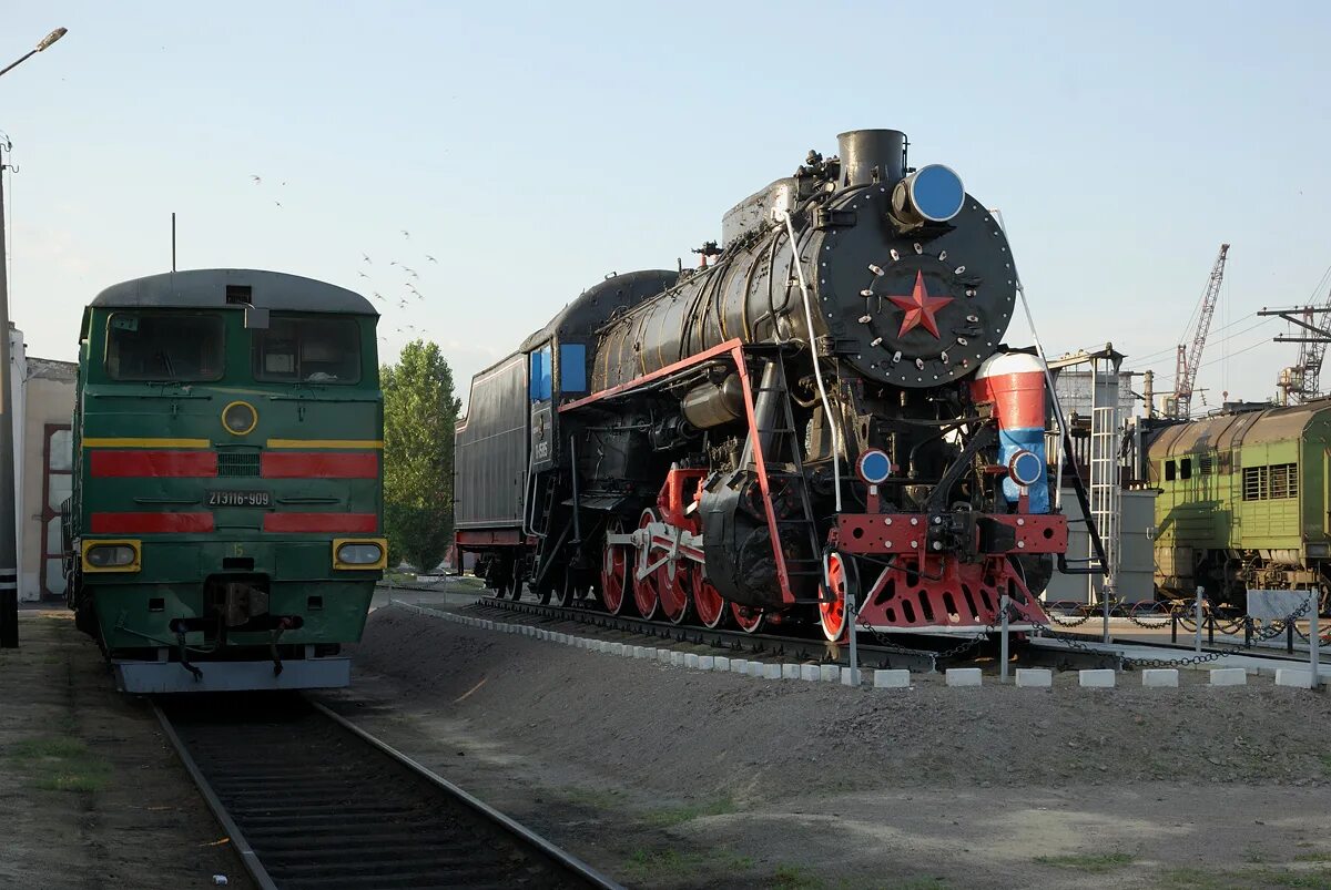 Паровозы электровозы. Локомотив паровоз тепловоз. Локомотивное депо Поворино. Памятник паровоз депо Тимашевск. Паровозное депо в Поворино Воронежской.