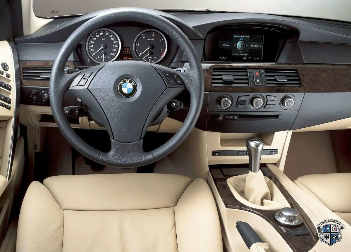 BMW 5 e60 салон. BMW 525i e60 салон. BMW 5 e60 525 i. БМВ 530 е60 салон. Выпуск е60